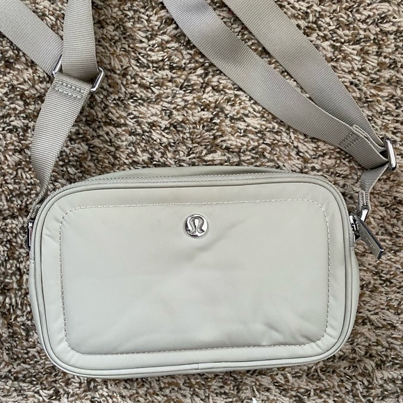 Lululemon Camera Crossbody Bag (Raw Linen) - Picture 2 of 4